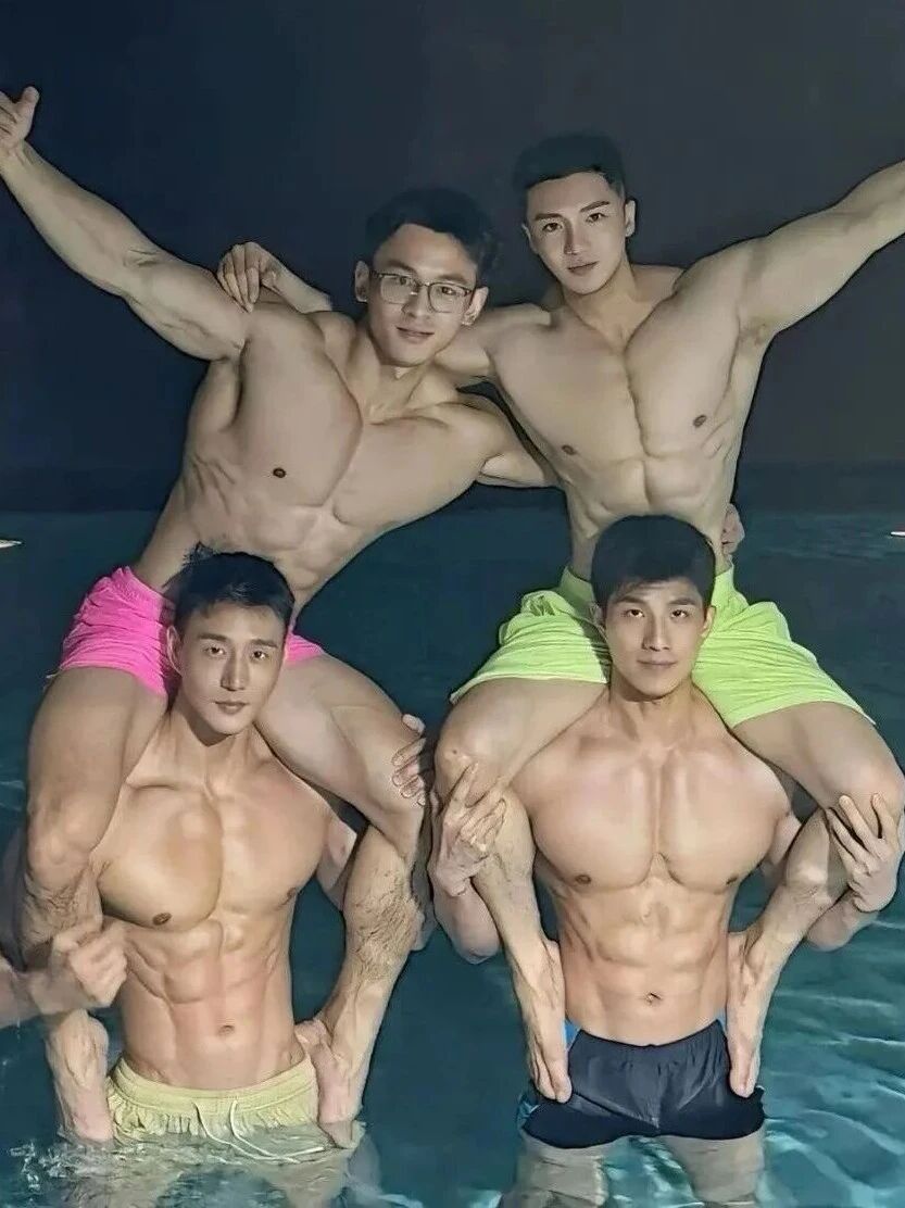 酒店泳池夜泳 一下子遇到 4 位肌肉猛男