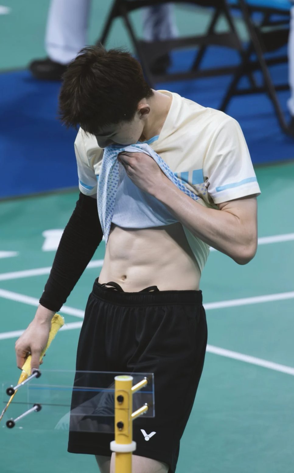 赛场打球换衣的小哥被拍，？湖北体育生王子骏太可了！