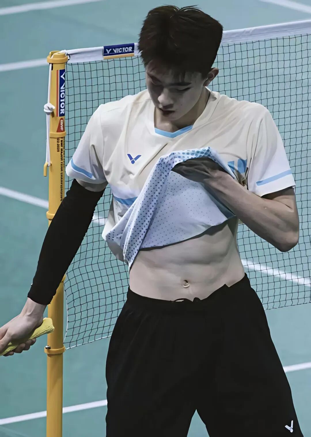 赛场打球换衣的小哥被拍，？湖北体育生王子骏太可了！