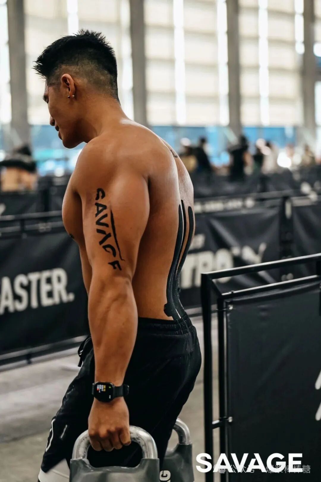 黑皮山东壮汉穿紧身骑行服，粗臂大胸，实力惊人！