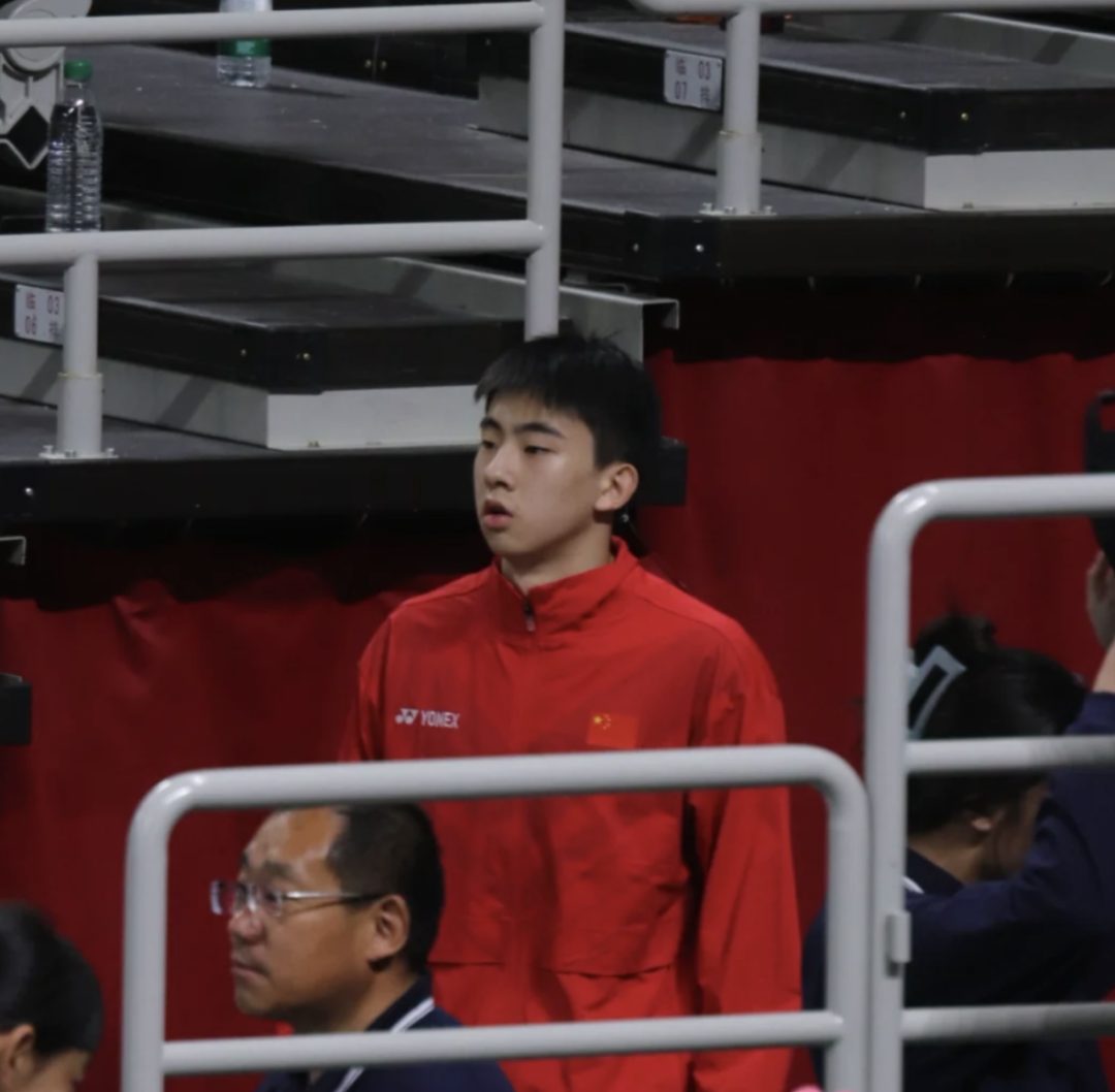 赛场打球换衣的小哥被拍，？湖北体育生王子骏太可了！