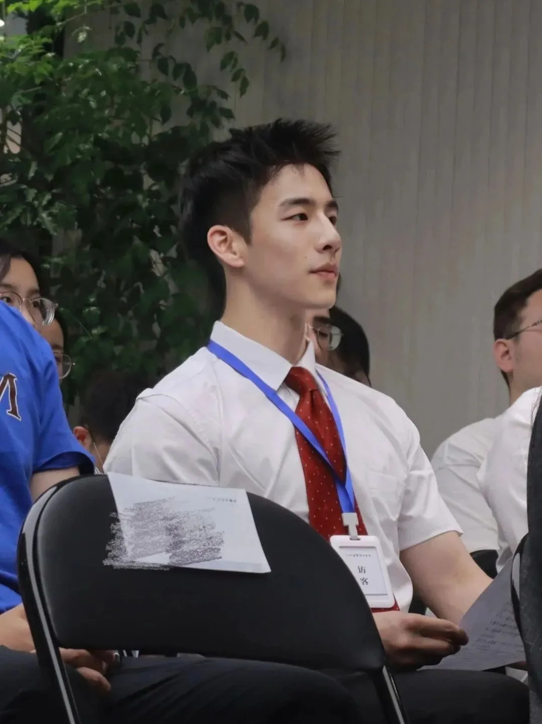 采访视频曾被疯传！上海交大安泰班主任，黑袜篮球帅哥，变这样了！