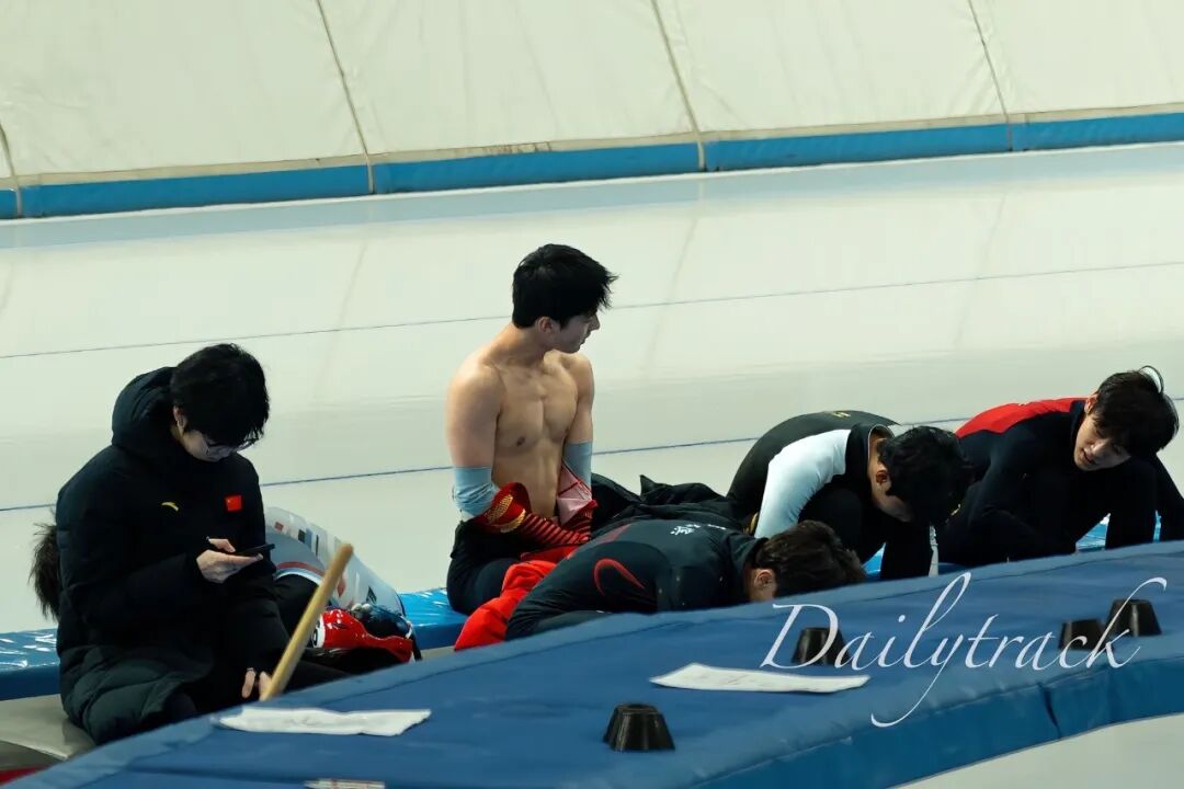 17 岁李禹衡短道速滑换修身服被拍！？这也太帅太宠粉啦！