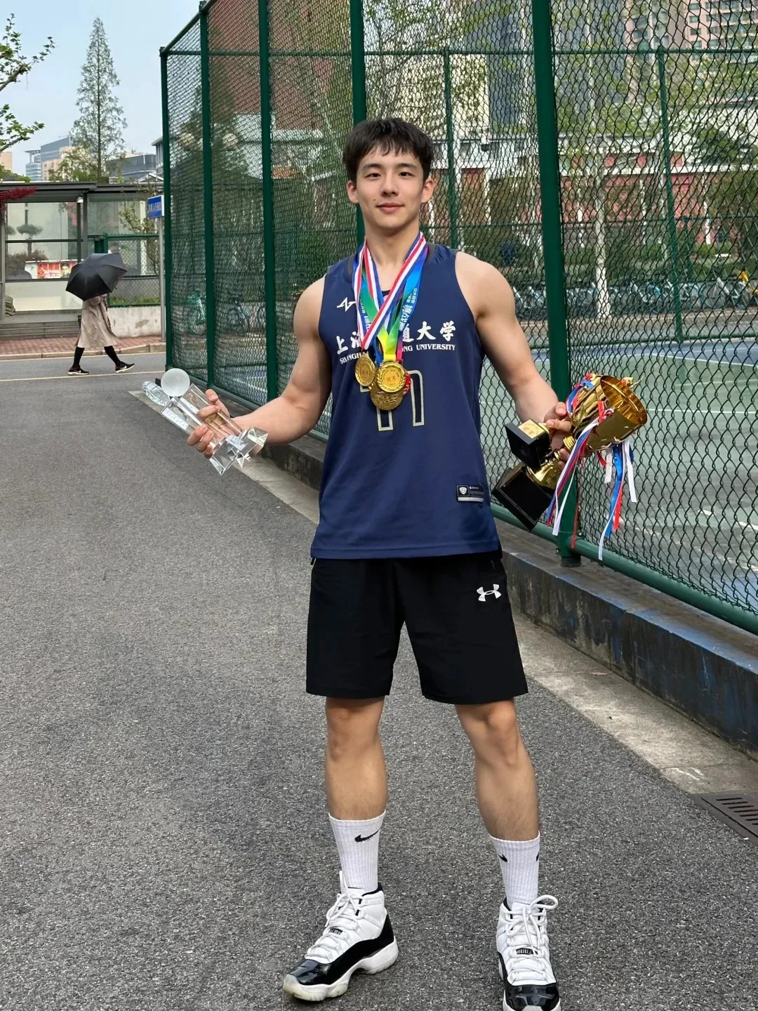 采访视频曾被疯传！上海交大安泰班主任，黑袜篮球帅哥，变这样了！