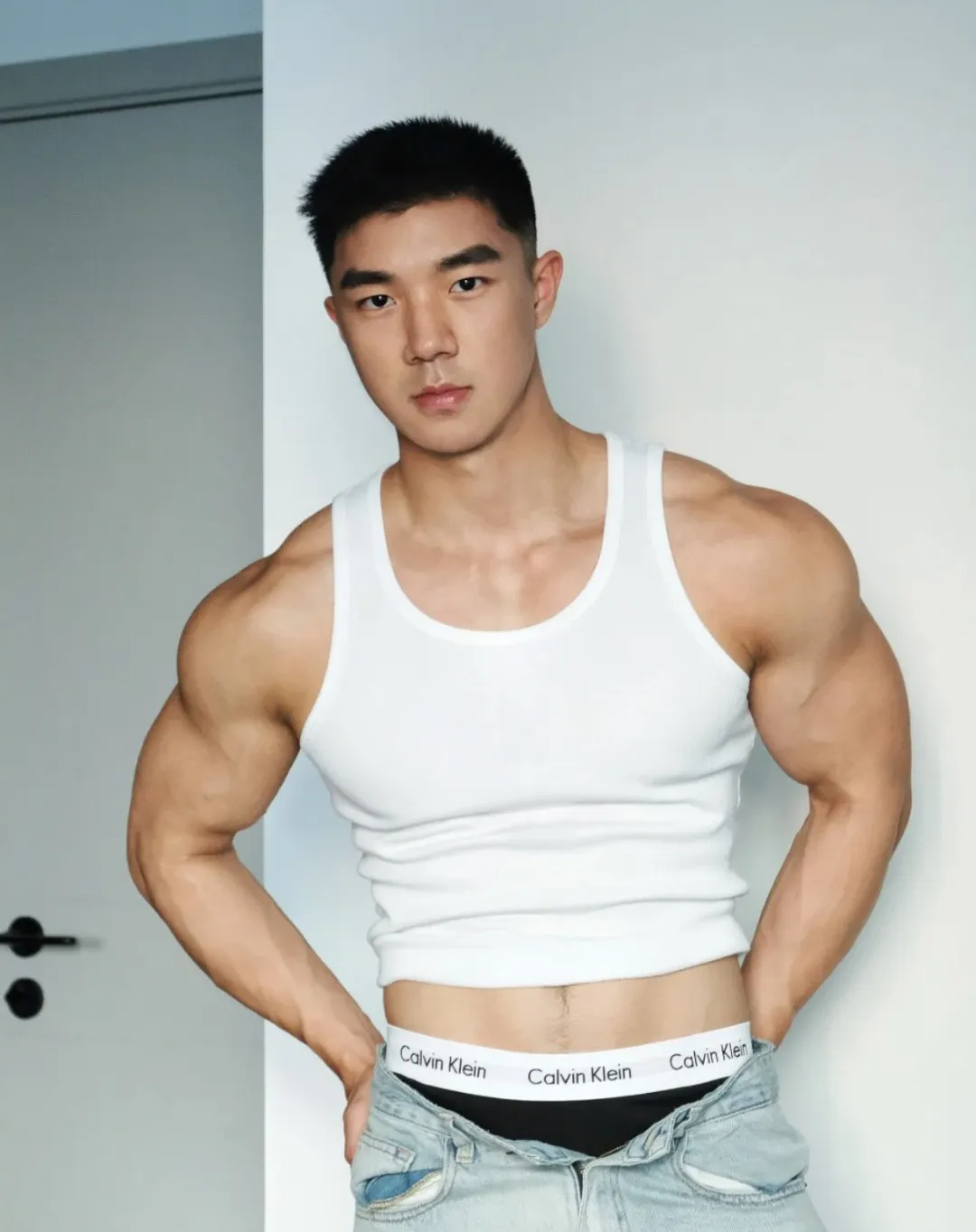 参加多人运动被抓？肌肉网红现身曼谷跨年趴破谣言！