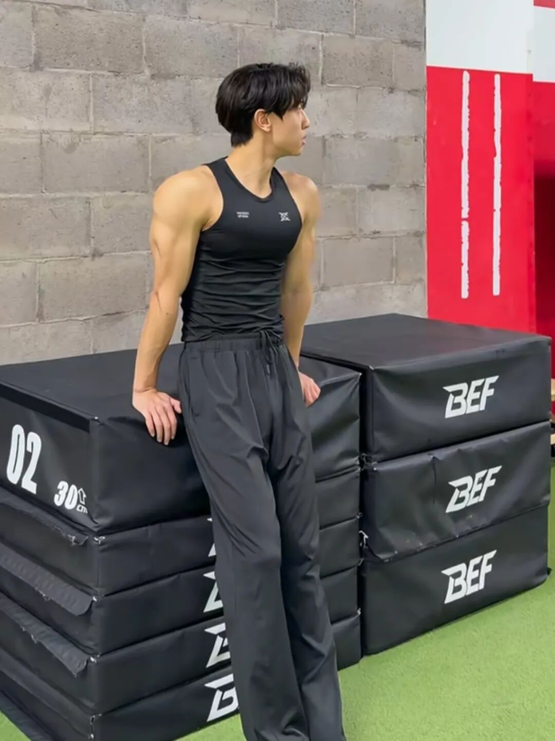 187cm 健身硬汉型男，黑皮大长腿发育的太好了...