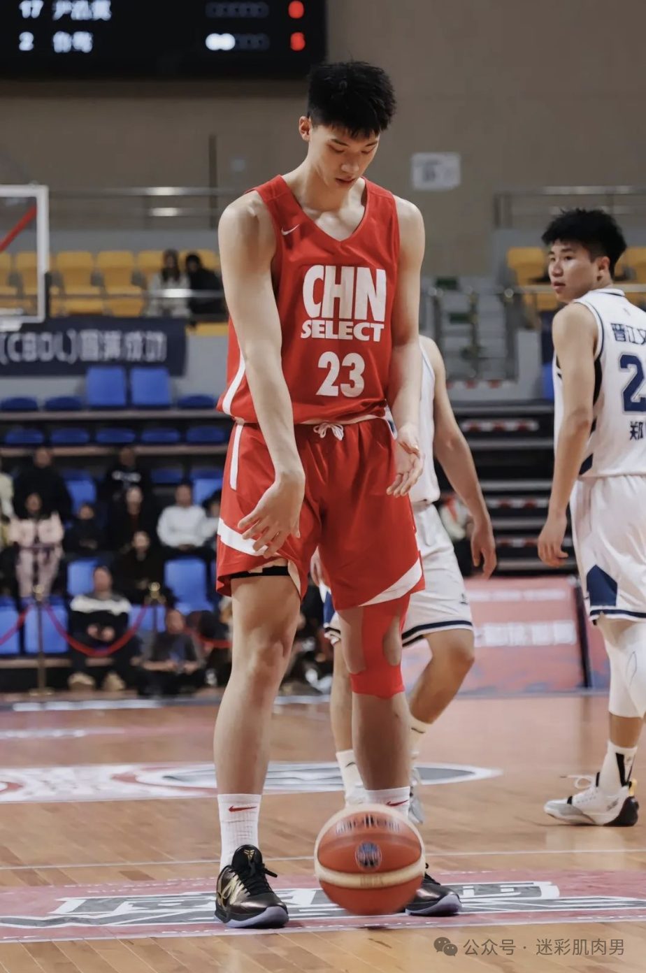 山东 20 岁大弟弟真的超强！193CM 长腿男大一跃显实力！