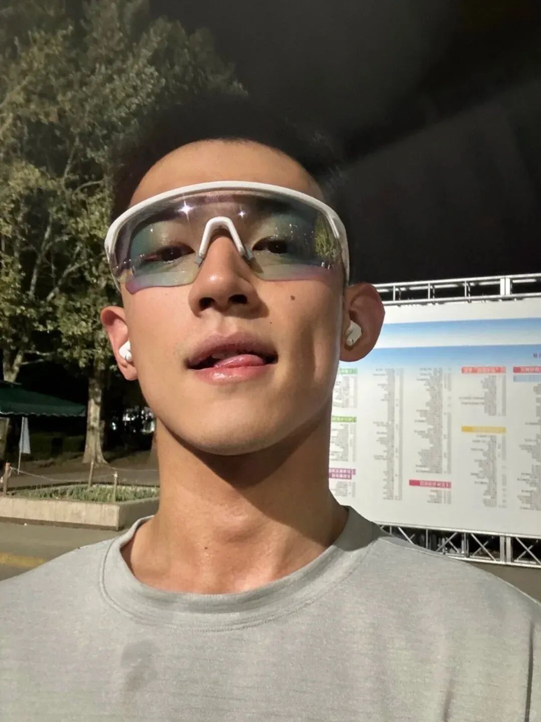 北大毕业典礼正装男主持人找到了，？想找这样的当男友！