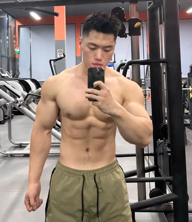 疑似被采访，？这个 00 后直男教练更壮了！他的瓜你吃了吗？