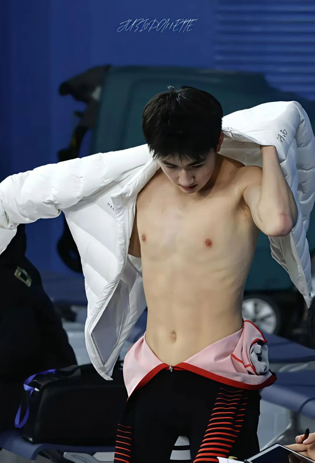 17 岁李禹衡短道速滑换修身服被拍！？这也太帅太宠粉啦！