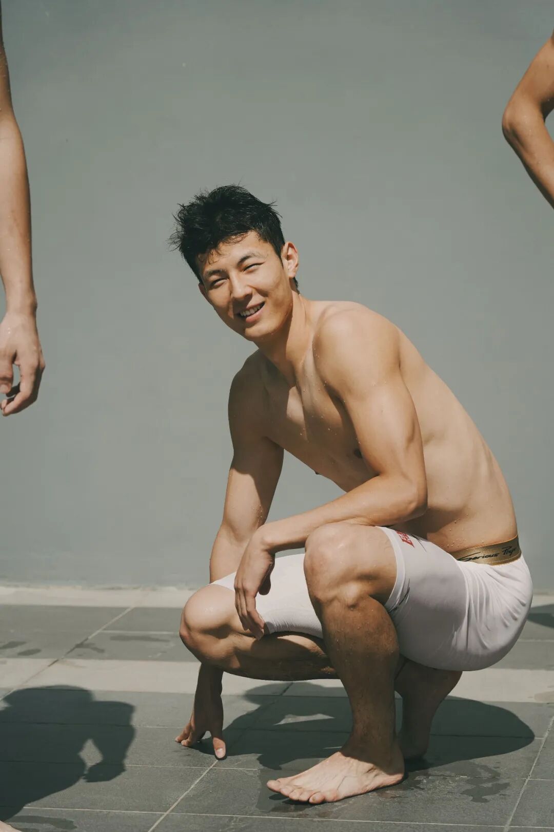 被围观了！华侨大学男篮的薄肌体育生男大，穿高弹紧身运动裤泳池玩水！