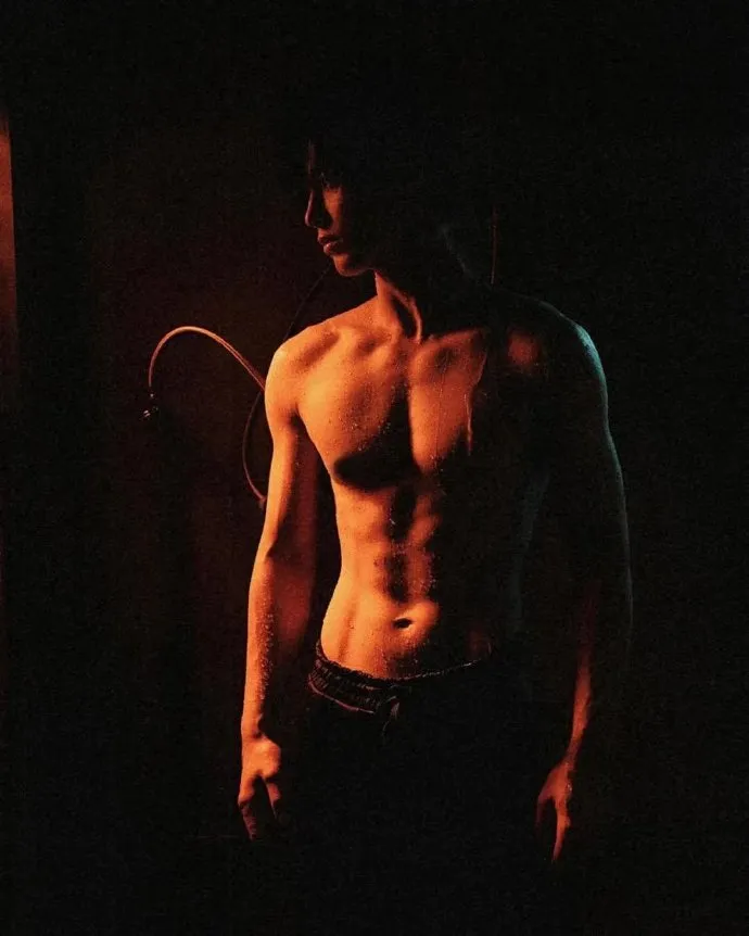 新晋小生何与新剧被骂“油腻”，剧外薄肌沐浴照却火到外网了！