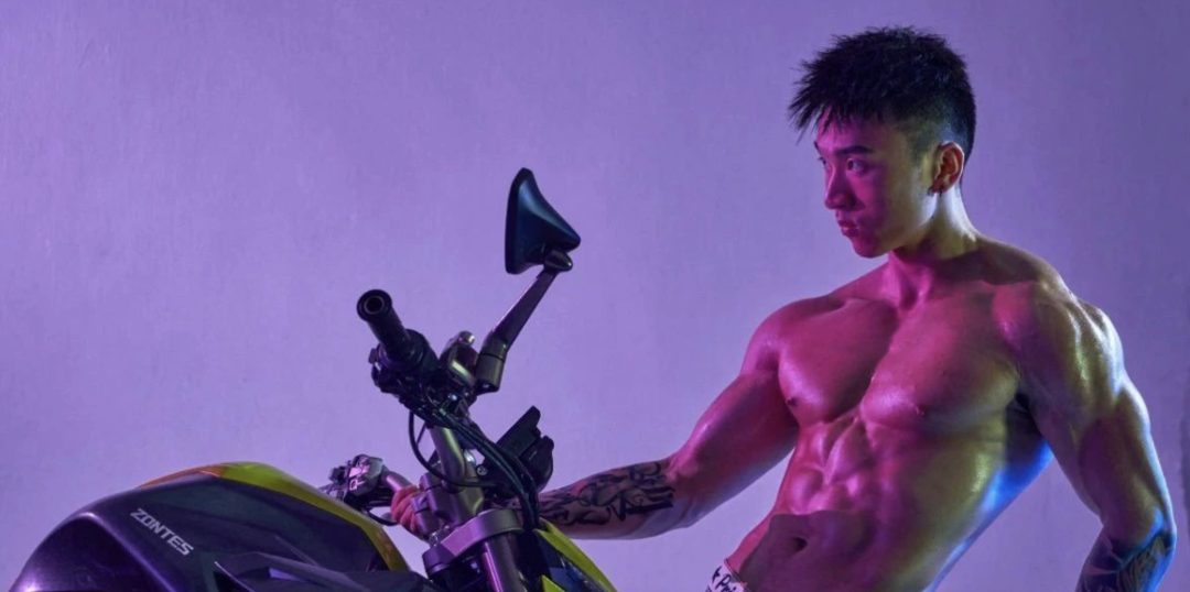 筋肉猛男和他的肌肉皮肤机车 铁汉柔情了