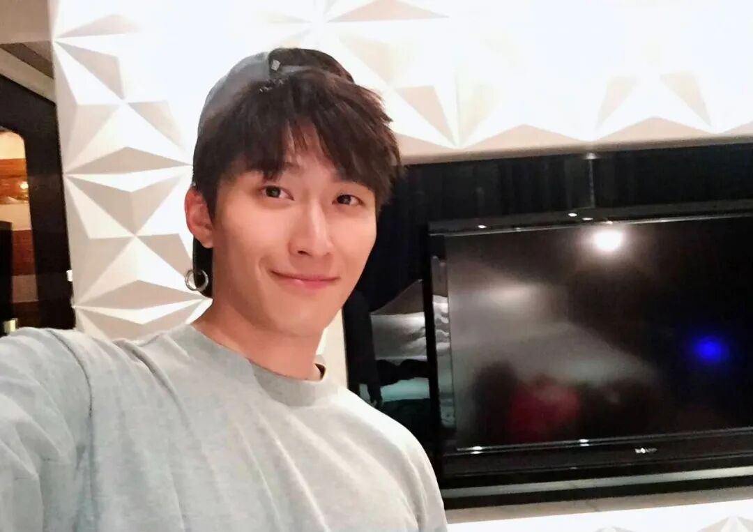 骁洗澡视频流出爆料很强!行走的荷尔蒙把胸毛都剃掉了? 骁洗澡视频流出爆料很强!行走的荷尔蒙把胸毛都剃掉了?