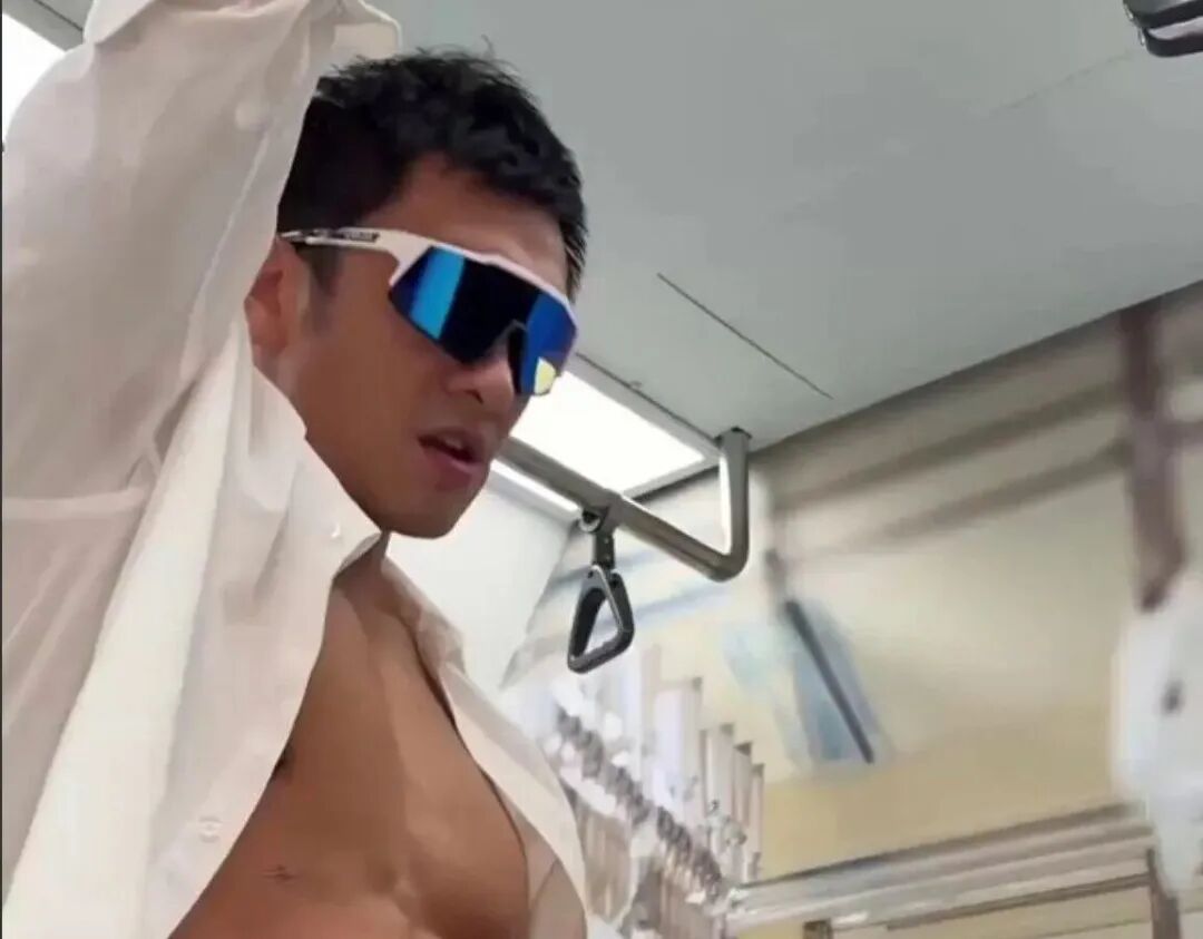 正装、墨镜！185CM 体育生战斗力太强爆火，按摩视频外网传疯了！