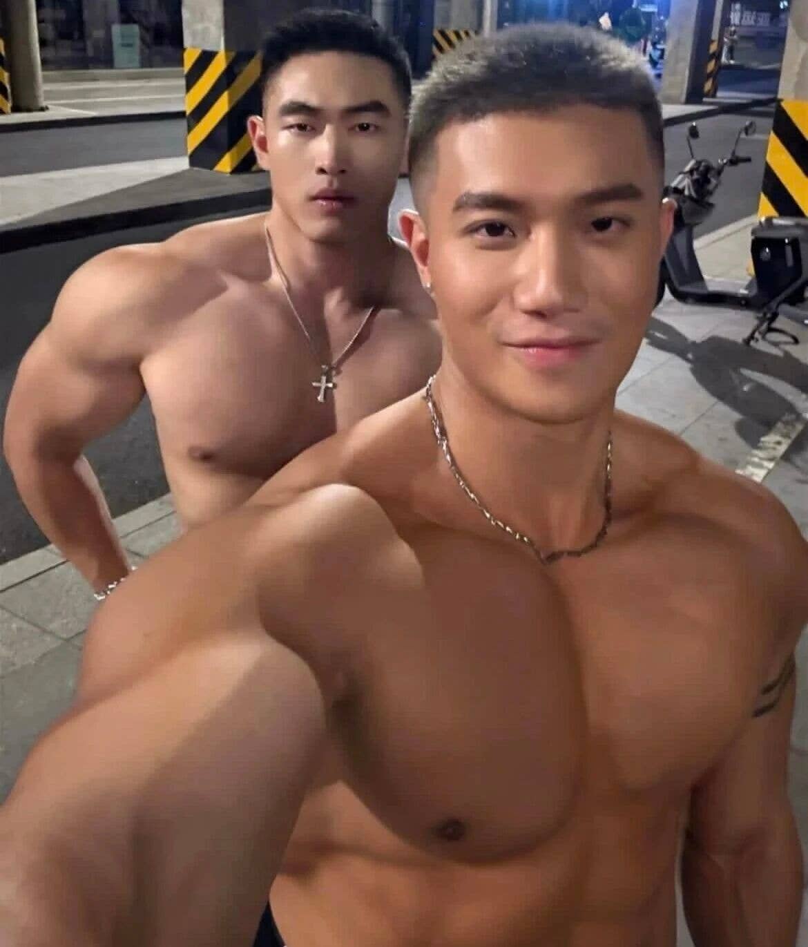 图片[1]-网红结婚的黑皮伴郎，也在曼谷白趴上秀起了肌肉，未来之星就是他！-潮男潮北-潮男潮北