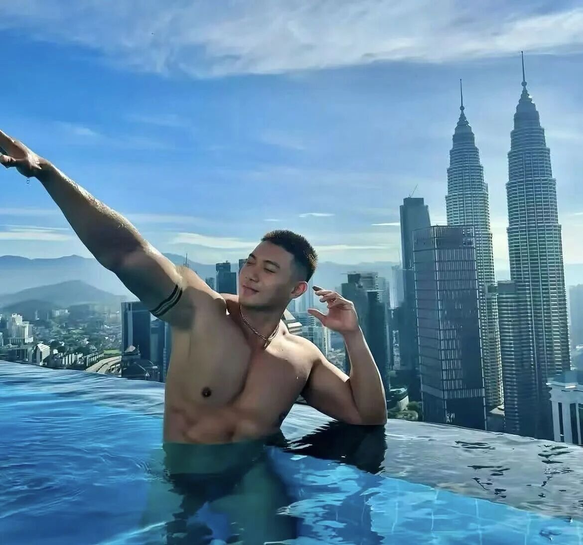 网红结婚的黑皮伴郎，也在曼谷白趴上秀起了肌肉，未来之星就是他！