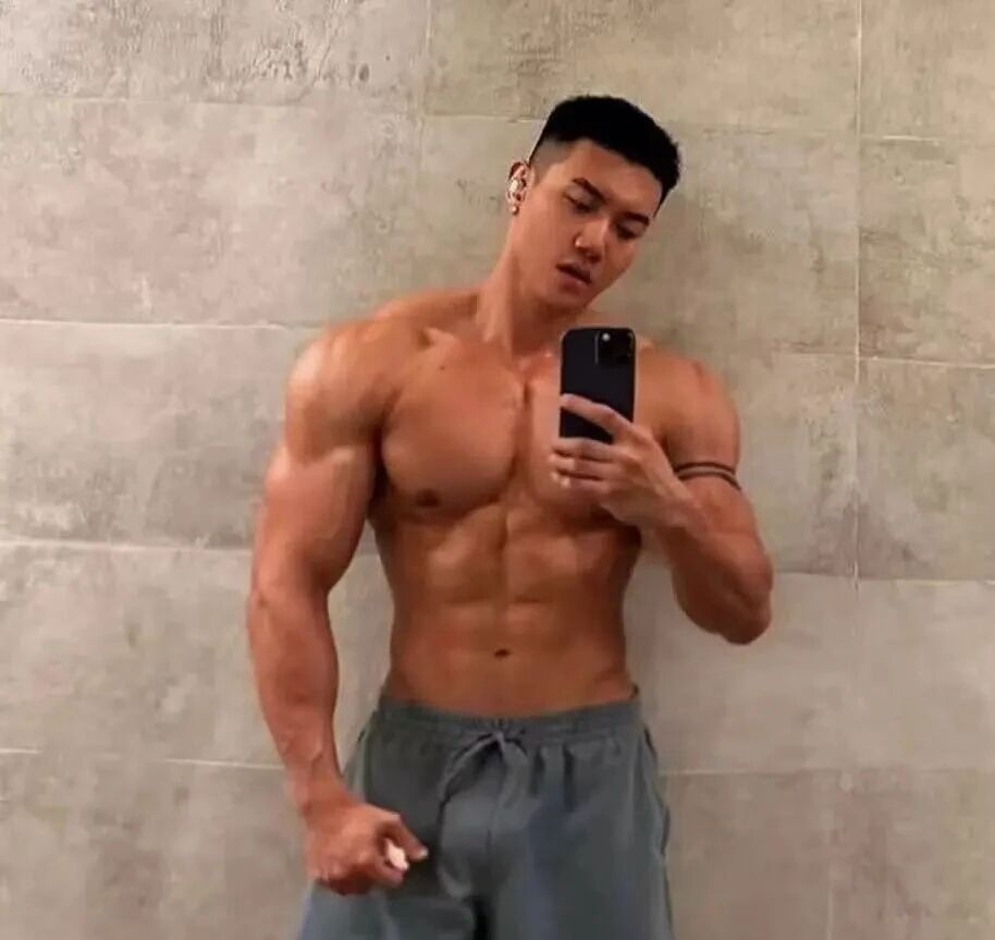 网红结婚的黑皮伴郎，也在曼谷白趴上秀起了肌肉，未来之星就是他！