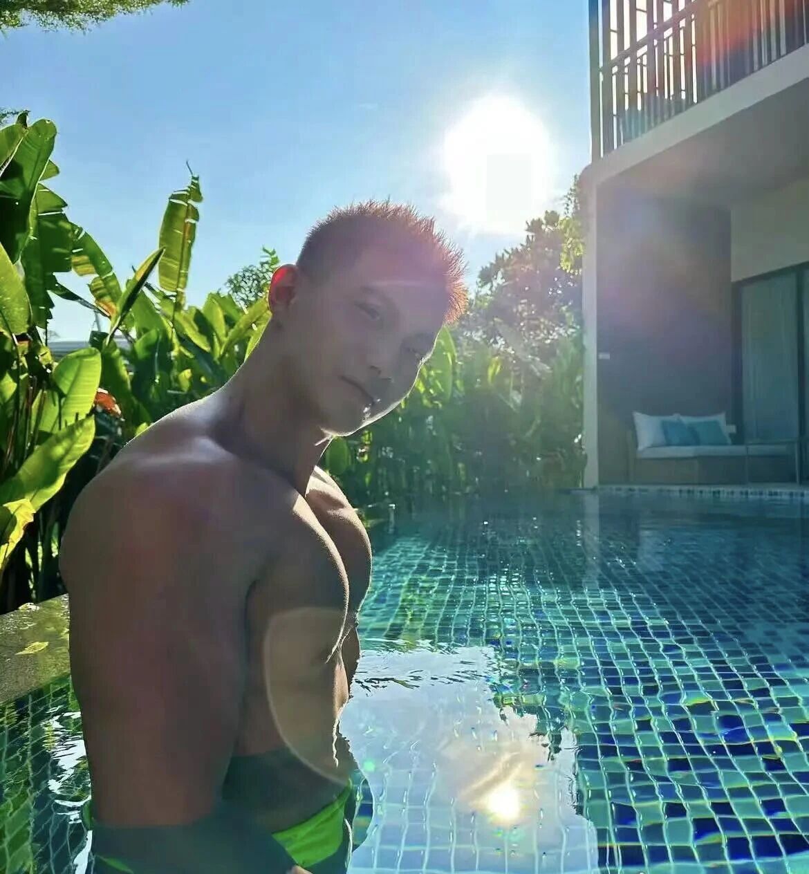 网红结婚的黑皮伴郎，也在曼谷白趴上秀起了肌肉，未来之星就是他！