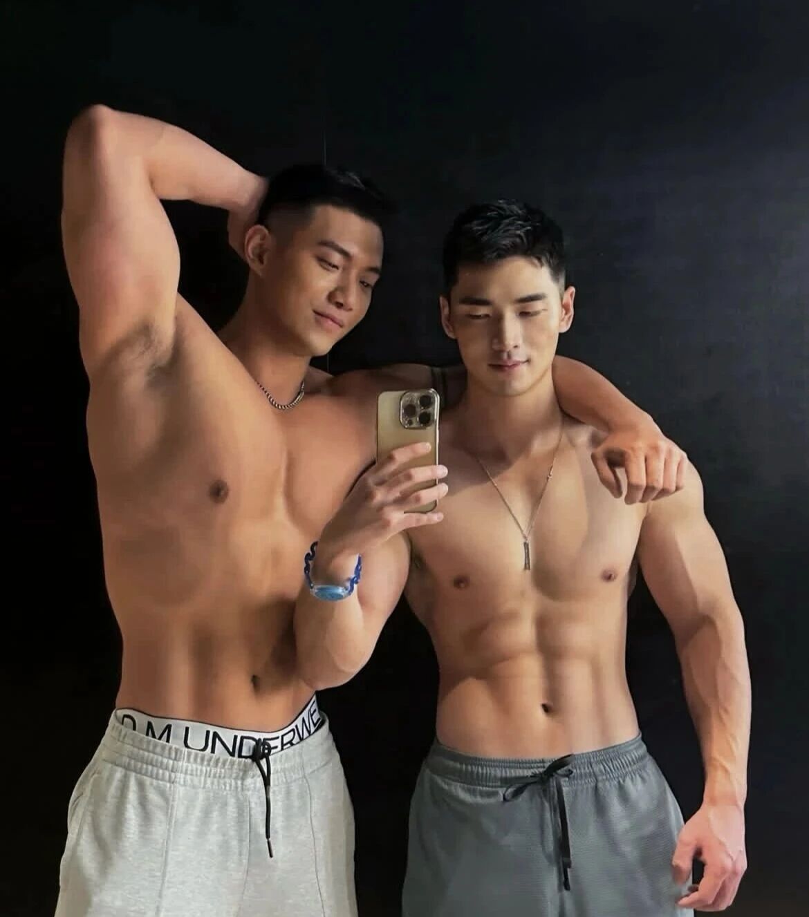 网红结婚的黑皮伴郎，也在曼谷白趴上秀起了肌肉，未来之星就是他！