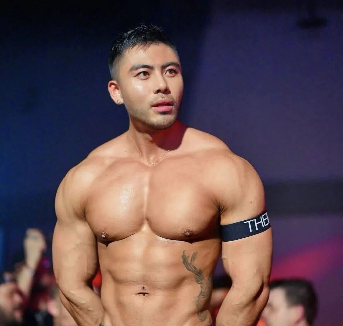 曼谷跨年表演的黑皮肌肉男，绝对是 Gogoboy 里的顶流！