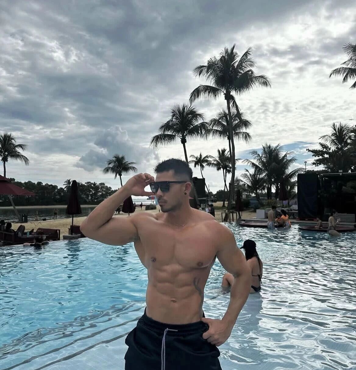 曼谷跨年表演的黑皮肌肉男，绝对是 Gogoboy 里的顶流！