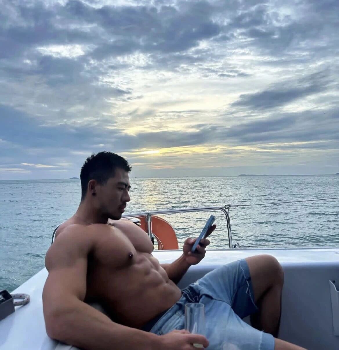 曼谷跨年表演的黑皮肌肉男，绝对是 Gogoboy 里的顶流！