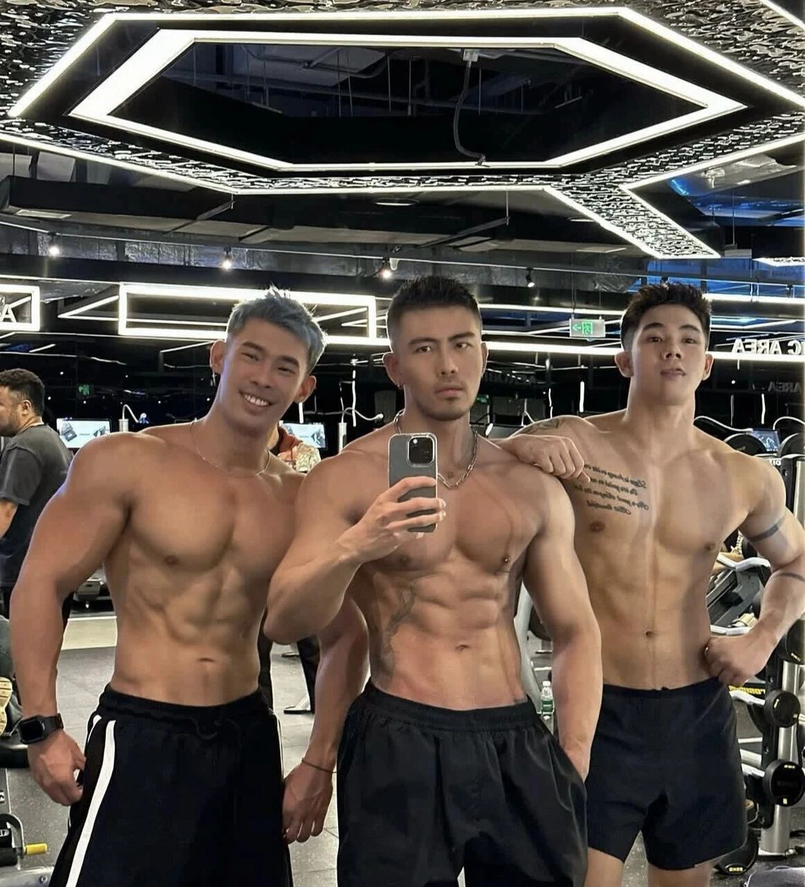 曼谷跨年表演的黑皮肌肉男，绝对是 Gogoboy 里的顶流！