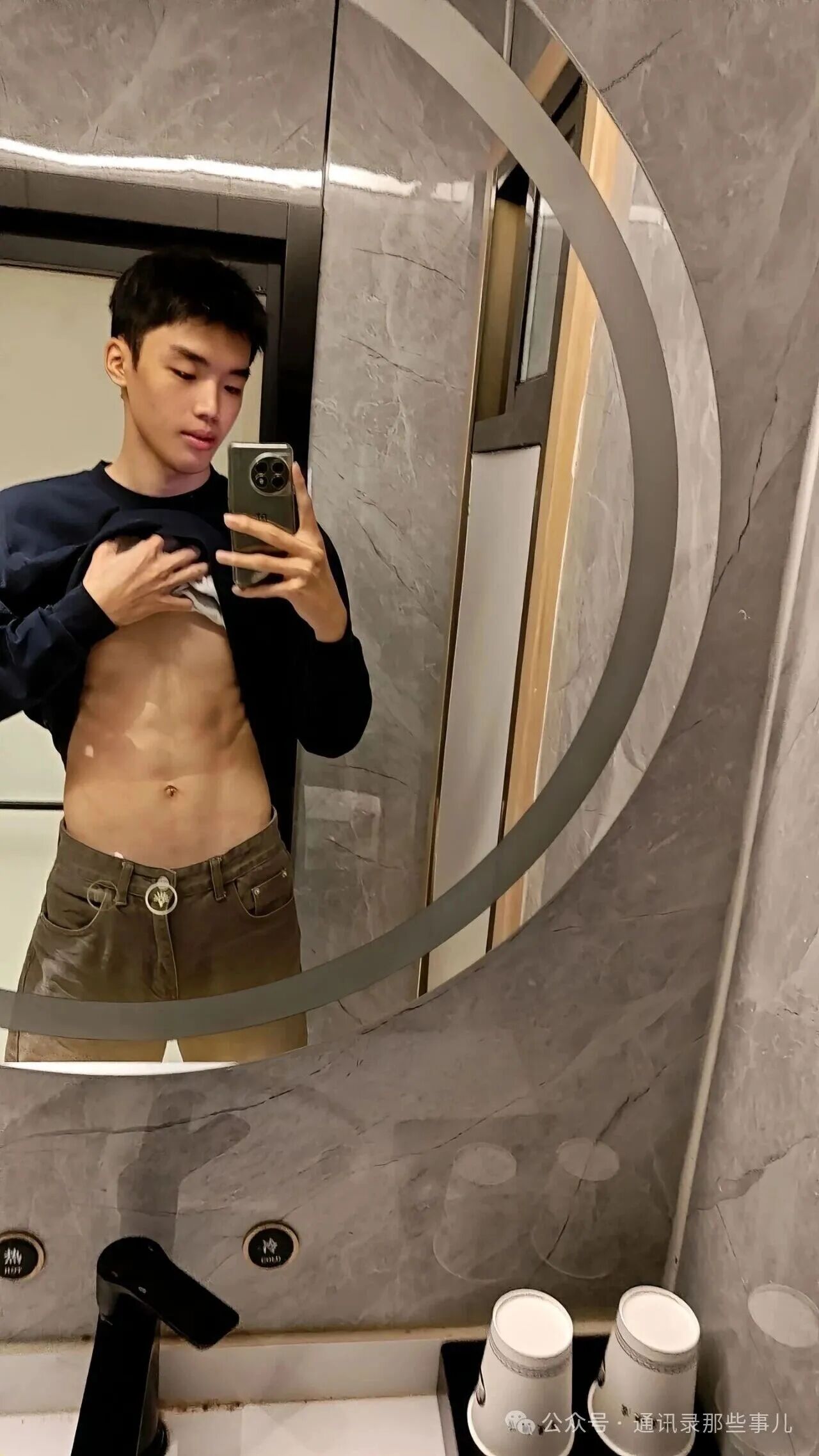 相差 20 岁!05 年薄肌男大疯狂“倒贴”85 年大叔,全网 txl 酸了… 相差 20 岁!05 年薄肌男大疯狂“倒贴”85 年大叔,全网 txl 酸了…