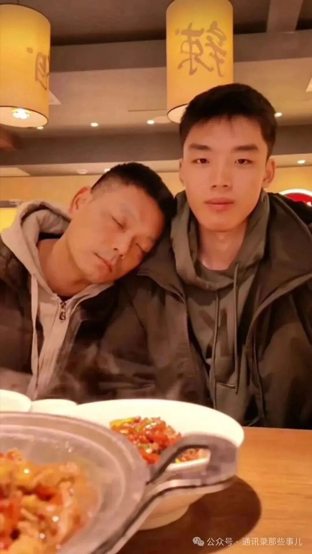 相差 20 岁!05 年薄肌男大疯狂“倒贴”85 年大叔,全网 txl 酸了… 相差 20 岁!05 年薄肌男大疯狂“倒贴”85 年大叔,全网 txl 酸了…