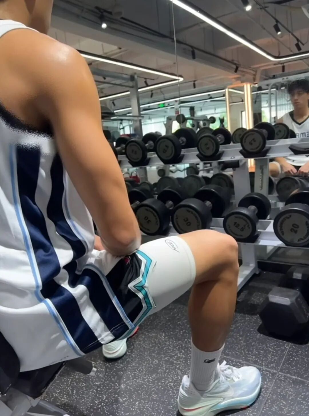 北体黑皮篮球体育生星巴克，网友直呼玩的太花了....