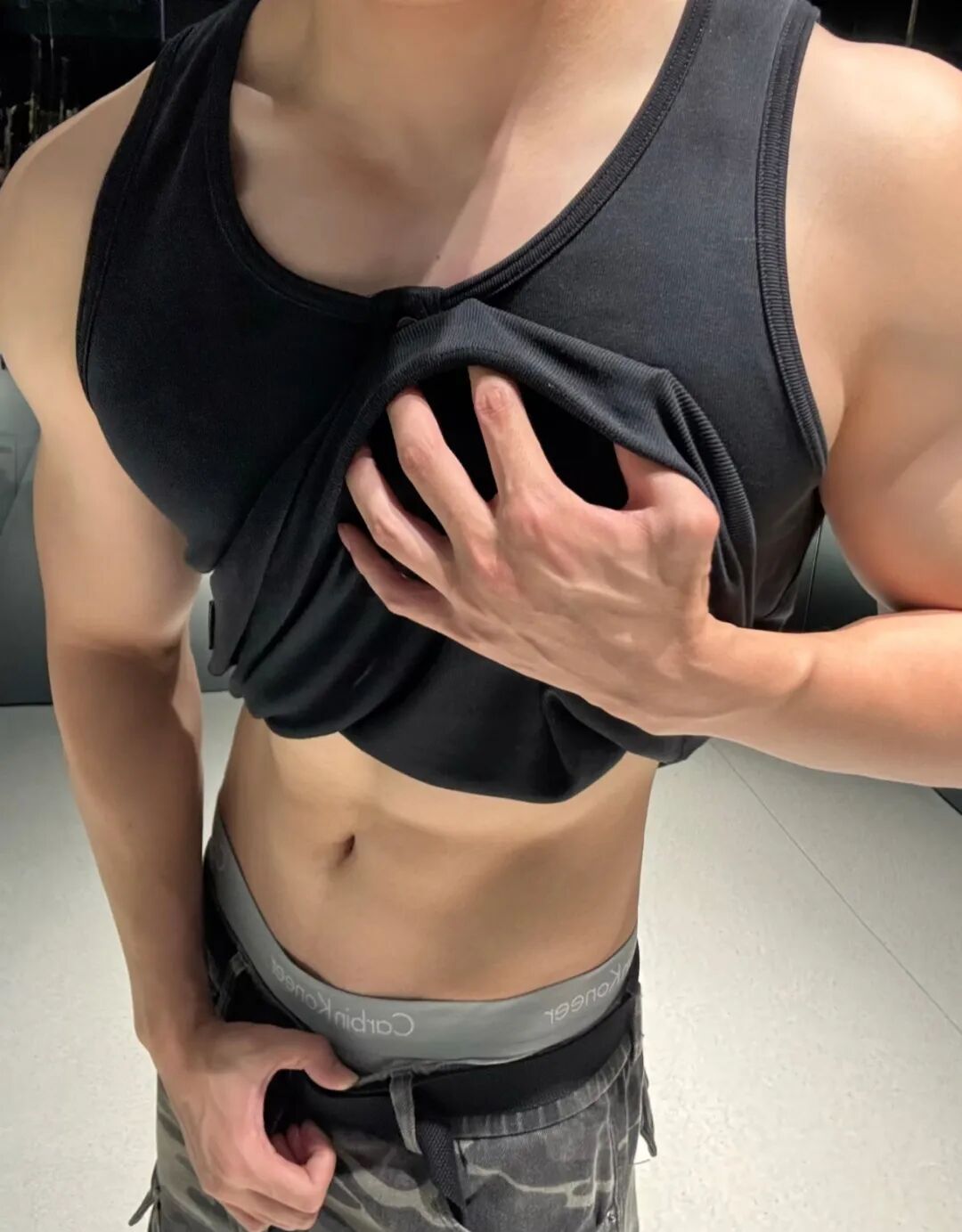 广东宽肩窄腰白皮小狼狗，粉嫩胸肌超诱人...