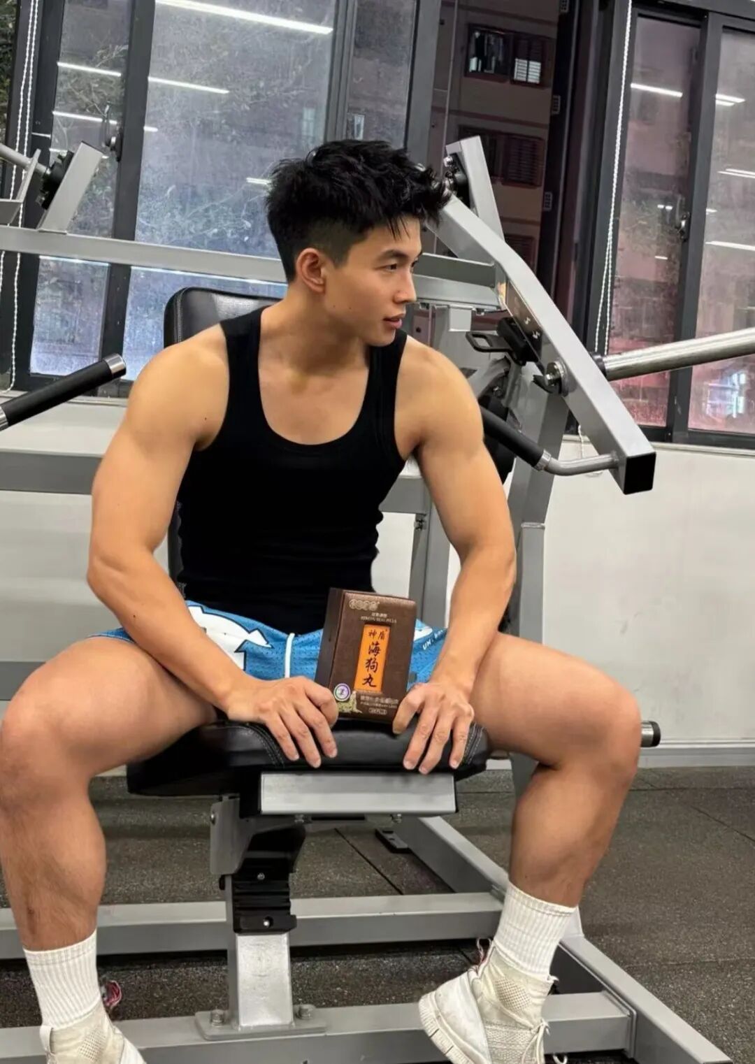 东北黑皮猛男体育生健身房大秀身材！粗腿大包持久力爆棚....