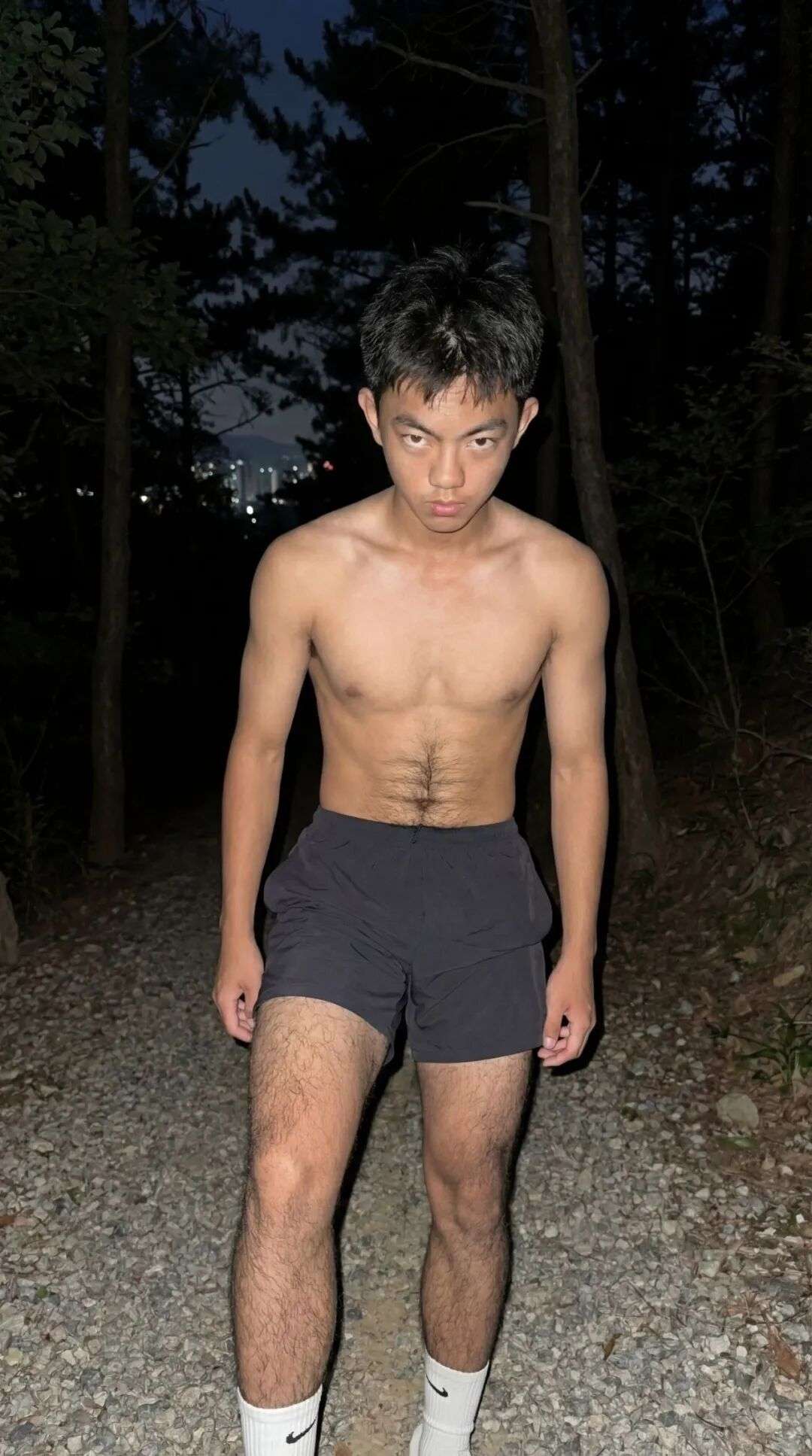 18 岁体育生腿毛太旺盛，！这枚新疆小哥不得了？