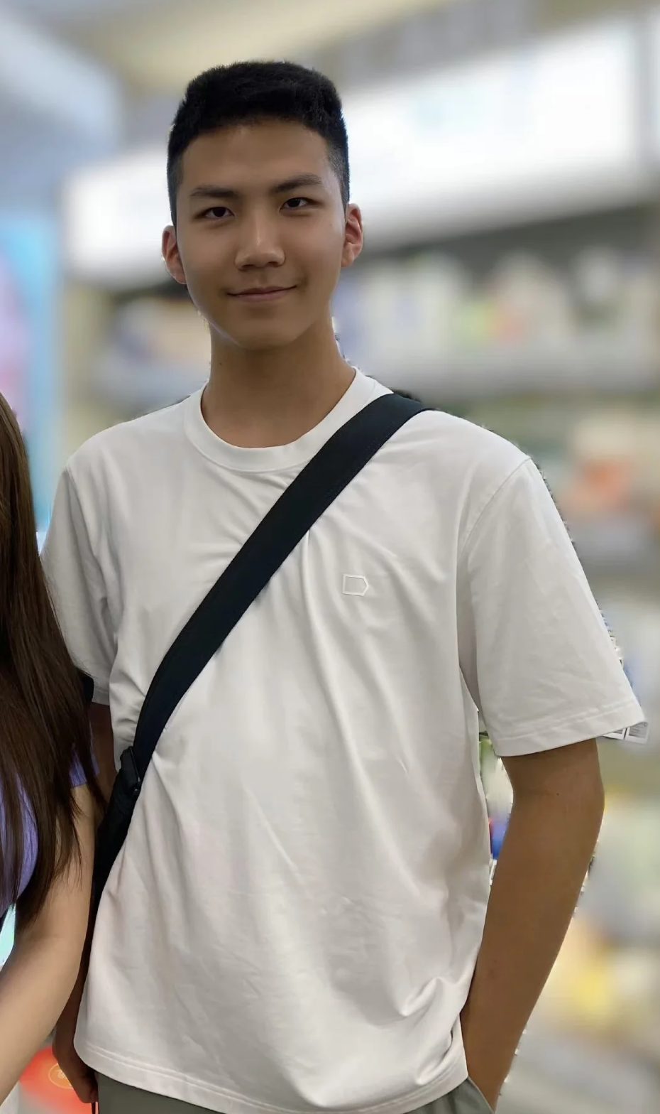 胡军 17 岁儿子 185cm 寸头爷们爱穿灰裤子！长得好 MAM！