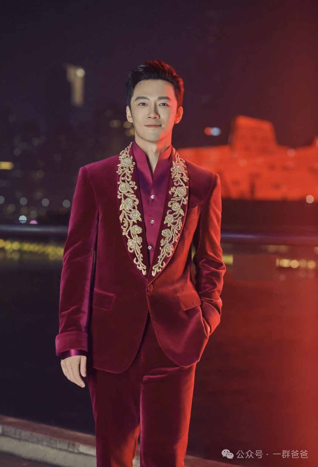 2026 春晚四川宜宾会场主持人张涛火出圈！大长腿帅哥！