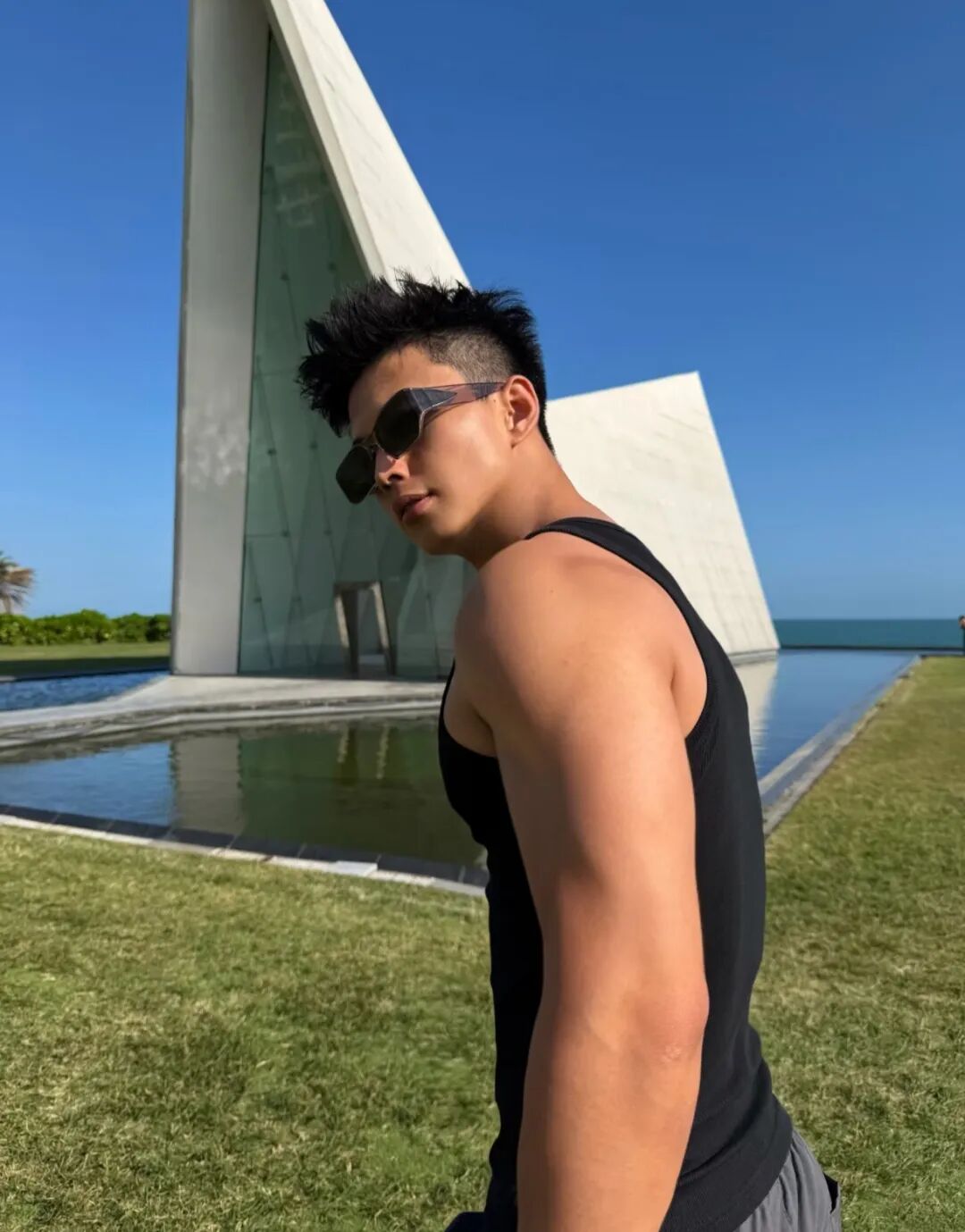 东北黑皮猛男体育生健身房大秀身材！粗腿大包持久力爆棚....