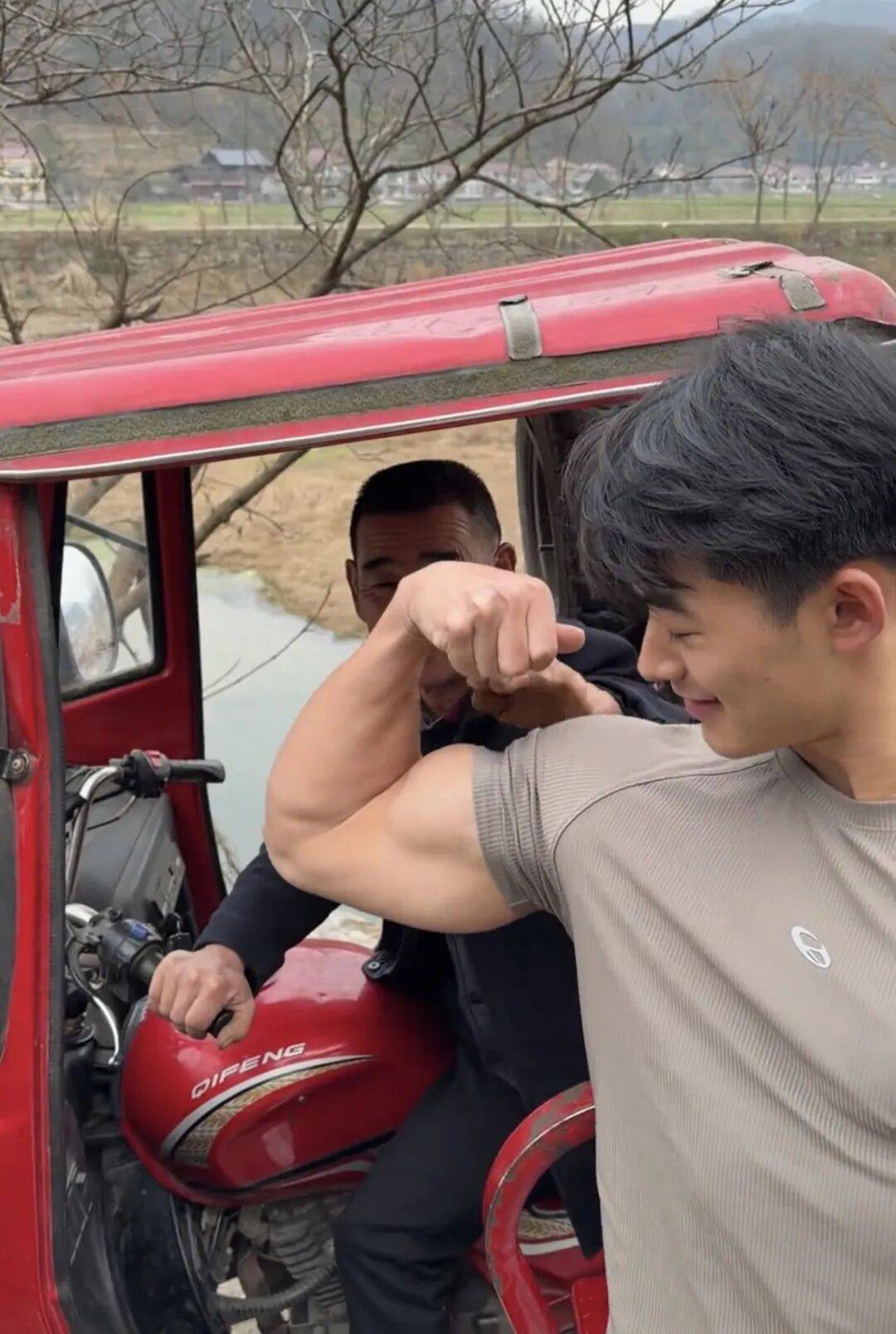 这个被健身房大哥带进圈的农村肌肉男！你还记得吗？