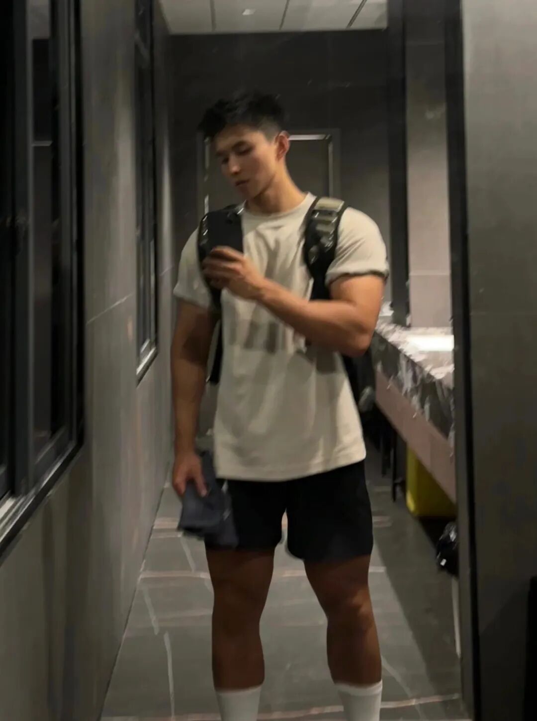 东北黑皮猛男体育生健身房大秀身材！粗腿大包持久力爆棚....