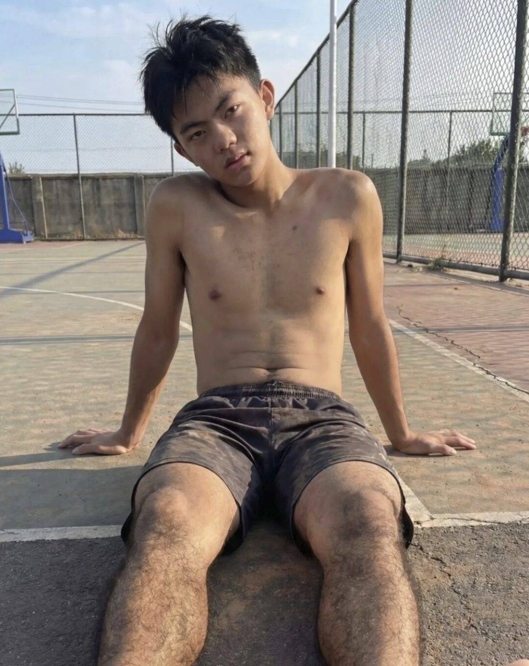 18 岁体育生腿毛太旺盛，！这枚新疆小哥不得了？