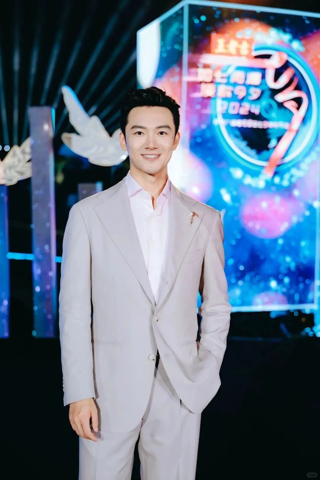 春晚正装“硬帅”男主持火了！不油腻不整容，这张“国脸”今年竟已 38 岁了？