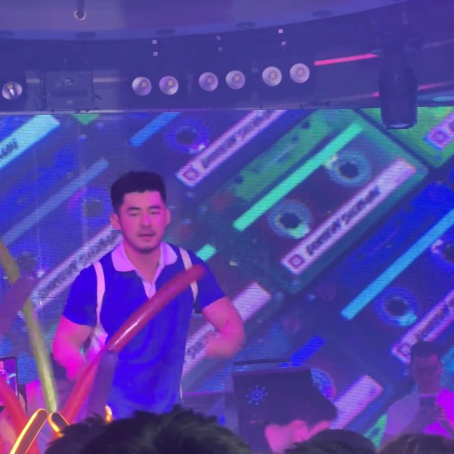 桥诘圣在酒吧做 gogoboy 捞钱，动作僵硬引发基友吐槽和讥讽！