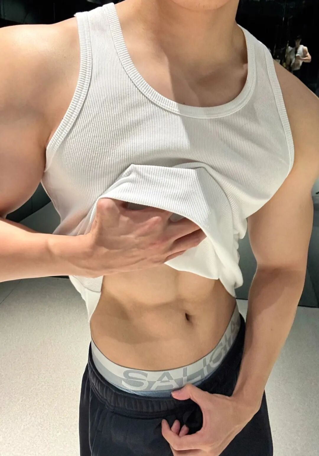 广东宽肩窄腰白皮小狼狗，粉嫩胸肌超诱人...