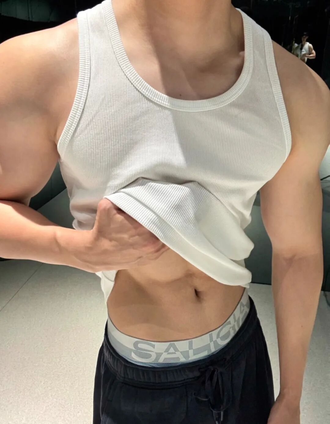 广东宽肩窄腰白皮小狼狗，粉嫩胸肌超诱人...