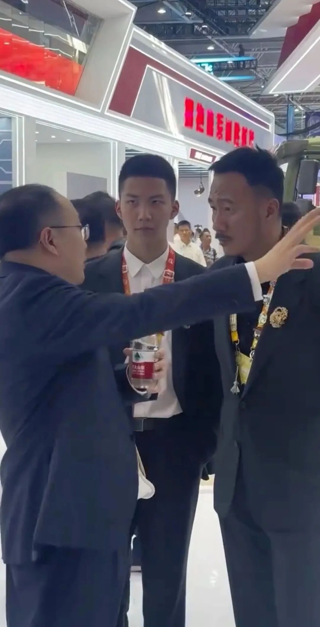 胡军 17 岁儿子 185cm 寸头爷们爱穿灰裤子！长得好 MAM！