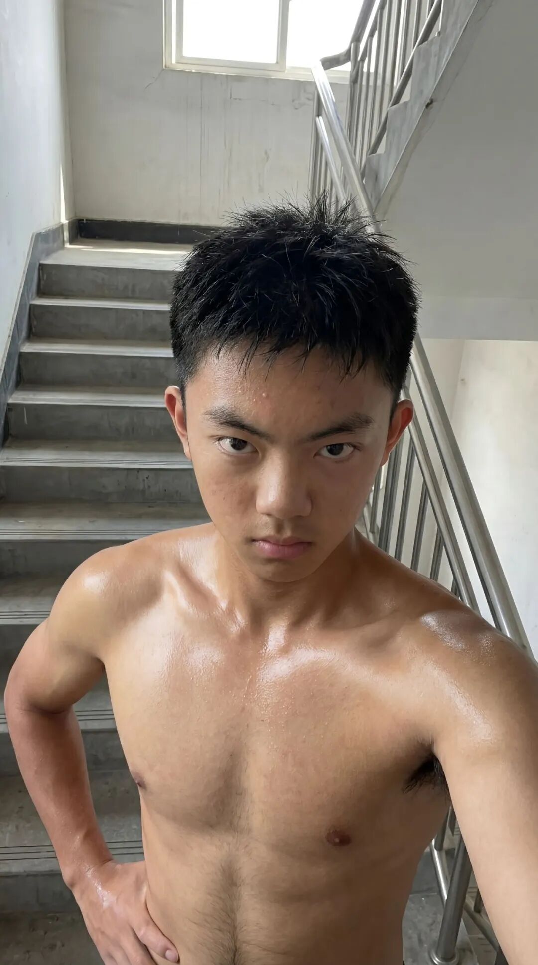 18 岁体育生腿毛太旺盛，！这枚新疆小哥不得了？