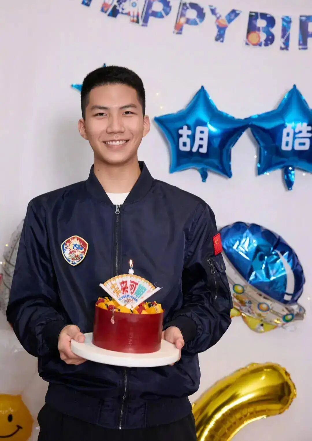 胡军 17 岁儿子 185cm 寸头爷们爱穿灰裤子！长得好 MAM！