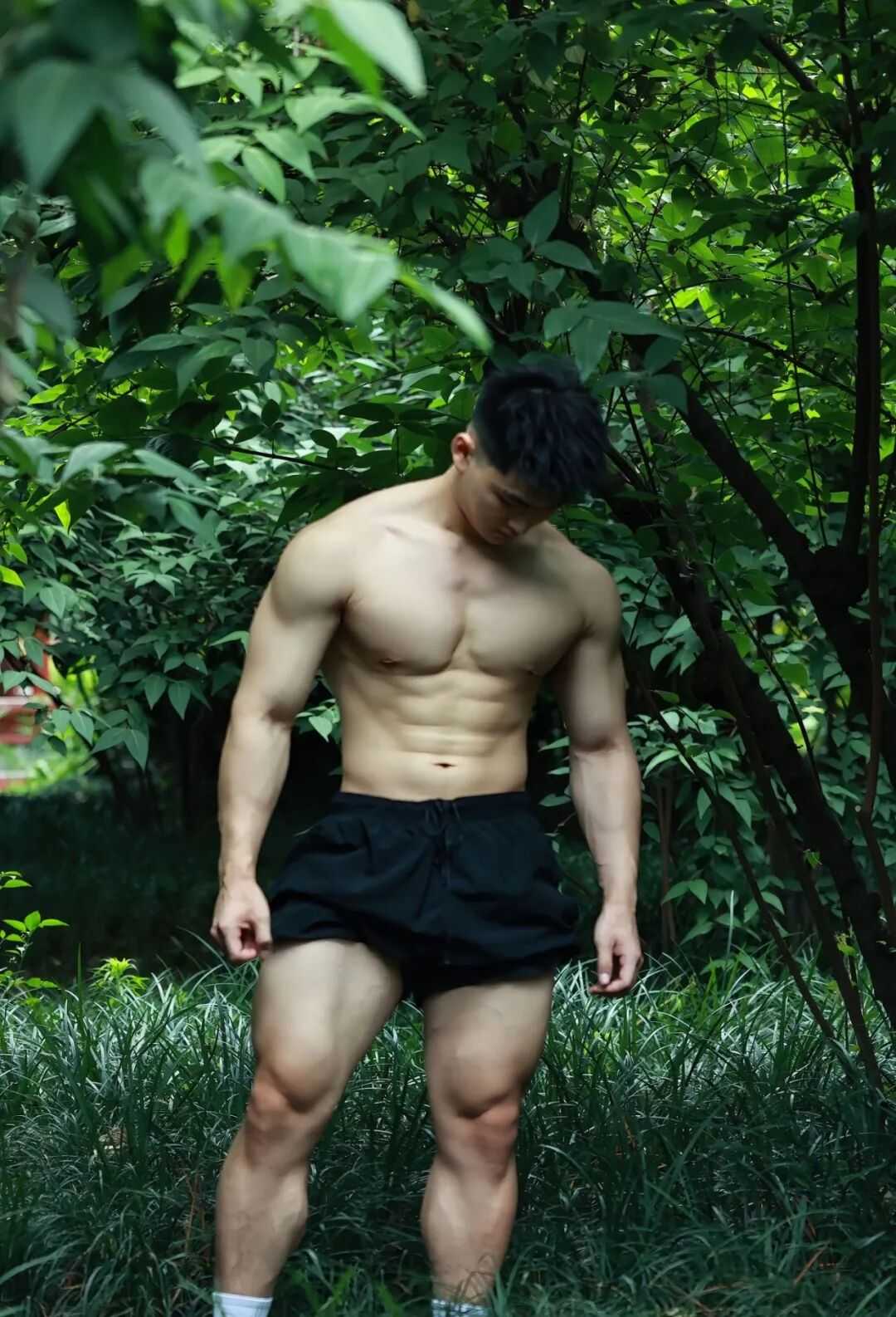 北体大毕业的粗壮肌肉小哥，篮球场大方撩衣呀！