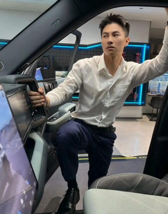 刘姥姥和迷彩兵哥一起的视频你看了吗？正装馋哭网友！