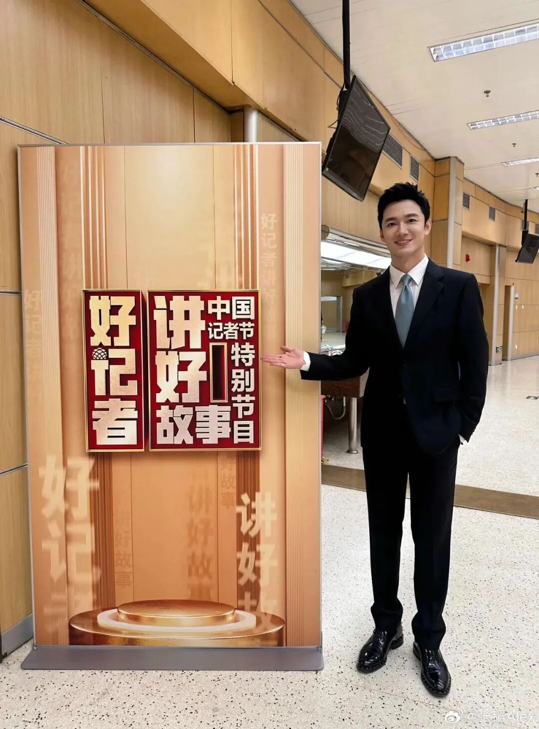 春晚正装“硬帅”男主持火了！不油腻不整容，这张“国脸”今年竟已 38 岁了？